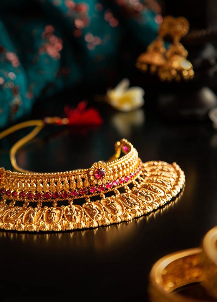 elegant-gold-necklace-with-gemstones