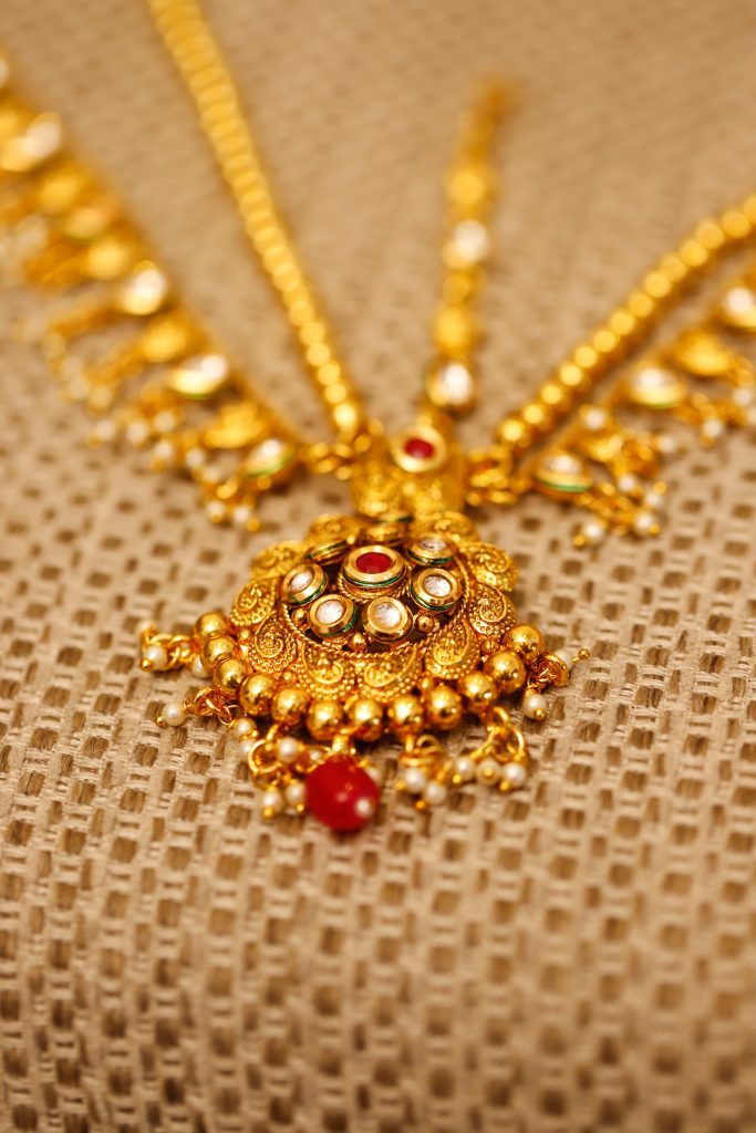 gold-jewelry-box-necklace